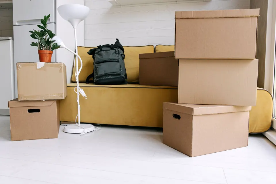 Beiladung Villach in Villach: gepackte Kartons neben einem Sofa