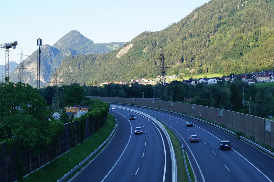 Beiladung deutschlandweit in Villach: Fernstraße durch eine alpine Landschaft