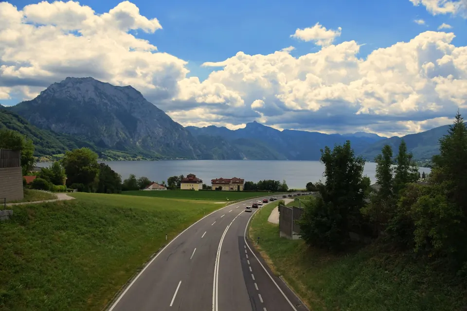 Beiladung europaweit in Villach: kurvenreiche Strecke im Alpenraum