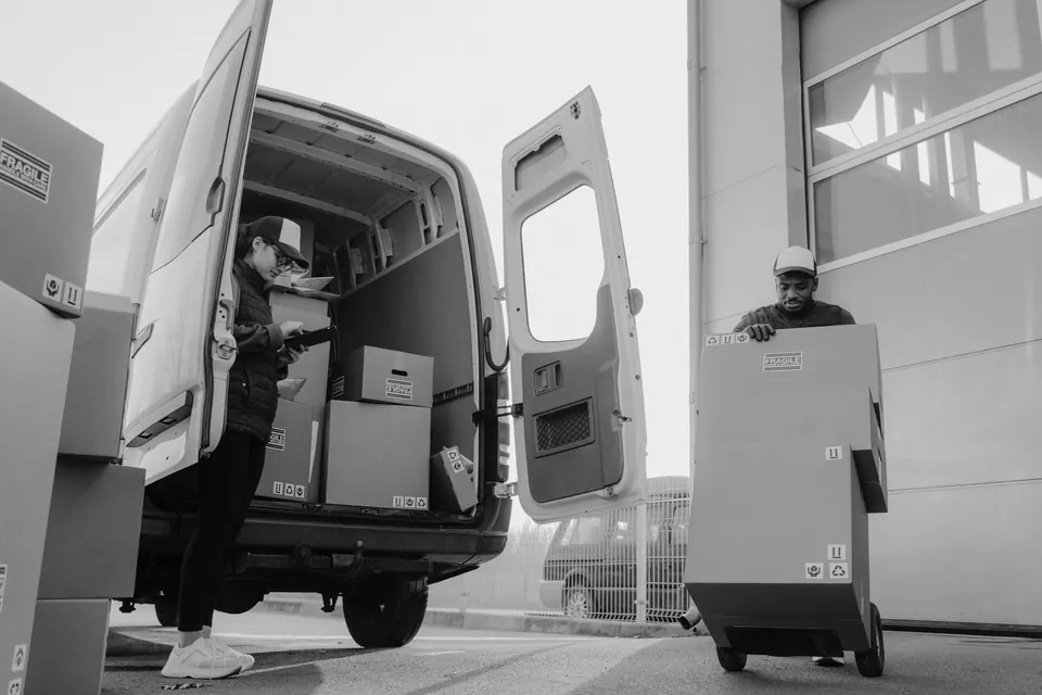 Privatumzug Villach in Villach: geöffneter Transporter mit gesicherter Ladung